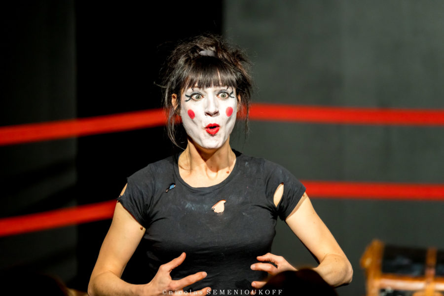 PIED ROUGE DANS "BANG BANG"