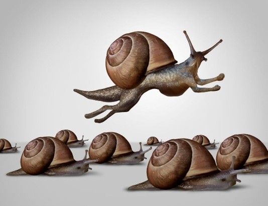 Un escargot est représenté en plein saut au-dessus d'un groupe d'autres escargots, sur un fond clair, dans une composition humoristique évoquant le mouvement et le dépassement.