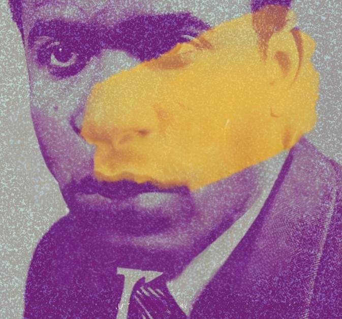 Portrait stylisé de Frantz Fanon en gros plan, représenté dans des tons violets et bleutés. Une large bande de peinture jaune recouvre une partie de son visage, tandis que son regard reste visible et saisissant.